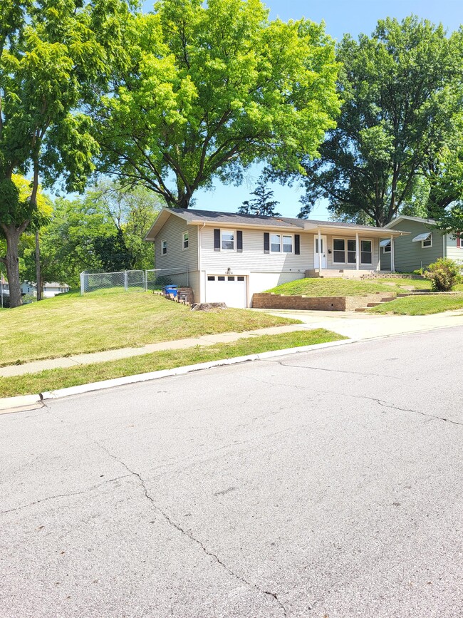 Building Photo - 1324 Hillside Dr