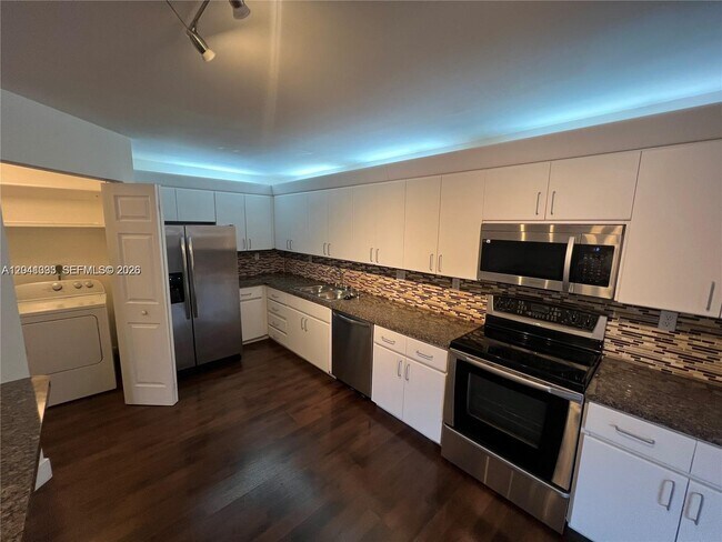 Building Photo - 561 Racquet Club Rd
