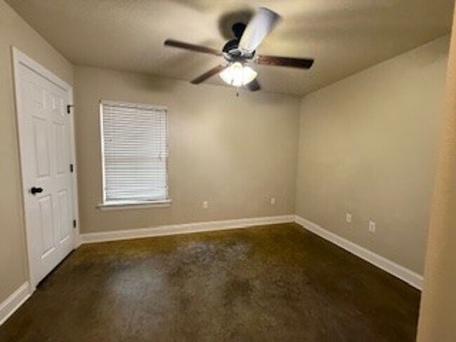 Building Photo - Country side home