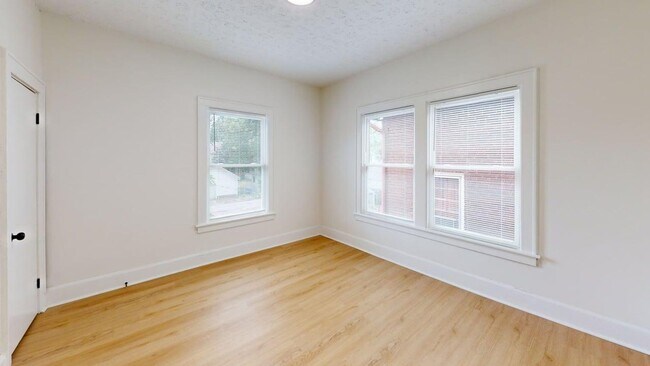 Building Photo - 978 1/2 Linwood Ave