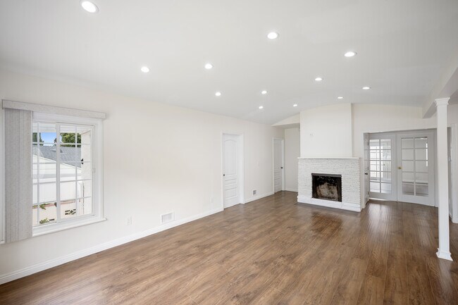 Building Photo - 729 Glenmore Blvd