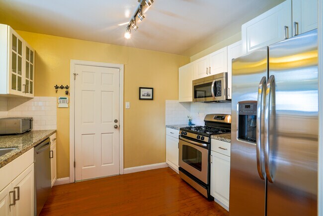 Building Photo - 610 Topaz St