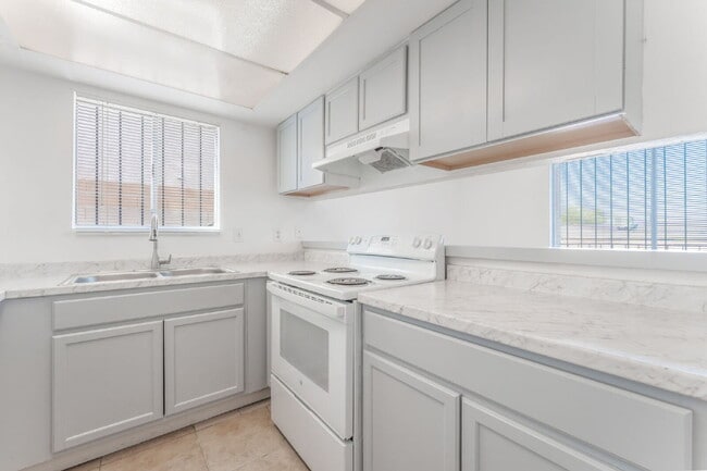 Building Photo - Downstairs unit B. One of a Kind Apartment with 2 bedrooms and 2 bathrooms with Laundry Room, Vie...