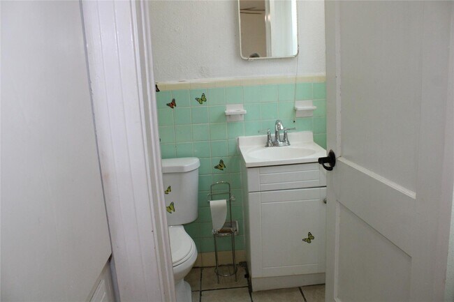 Building Photo - This is a 1 bedroom - 1 bathroom duplex in...