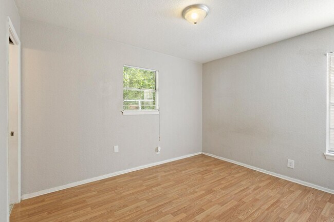 Building Photo - 407 Cicero Ave