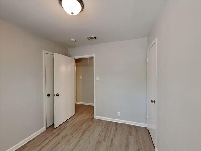 Building Photo - 3 BR/1BA |Single Family Home |  Gated backyard| In Denton