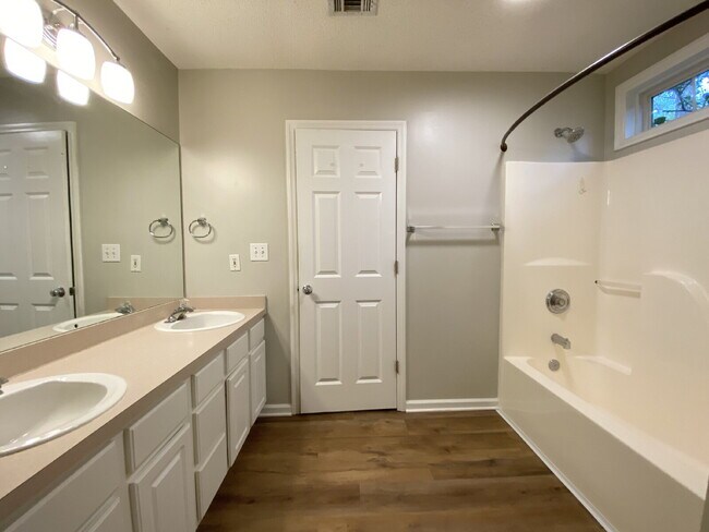 Building Photo - Home in Woodbridge With a Screened Porch and Private Backyard!