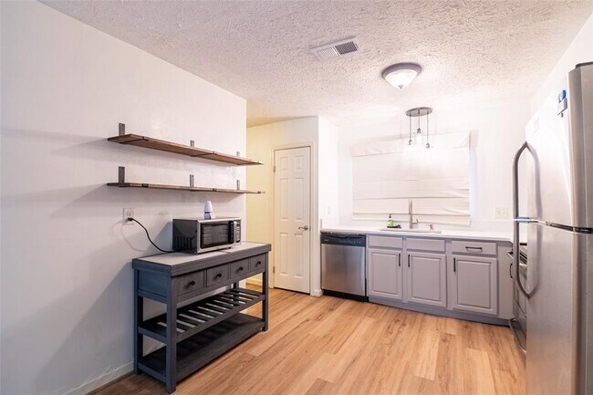 Building Photo - 2717 S Millbend Dr