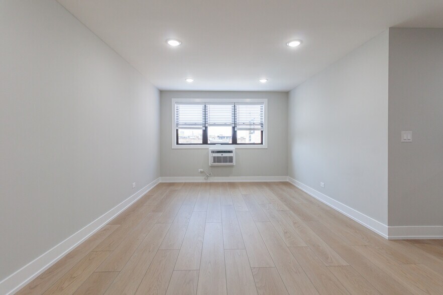 Building Photo - 531 W Aldine Ave