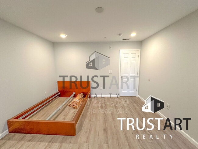 Building Photo - 2404 W Thompson St