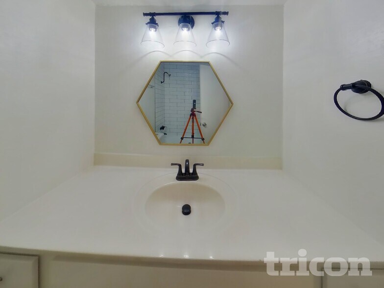 Building Photo - 826 W Del Rio St