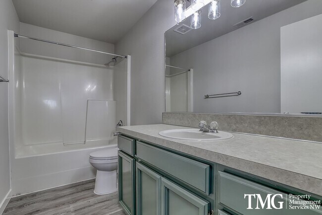 Building Photo - Spacious 4 Bedroom/2.5 Bath Hazell Dell Home!