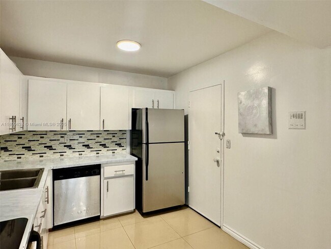 Building Photo - 1833 S Ocean Dr
