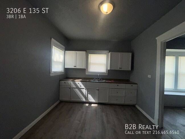 Building Photo - 3206 E 135th St