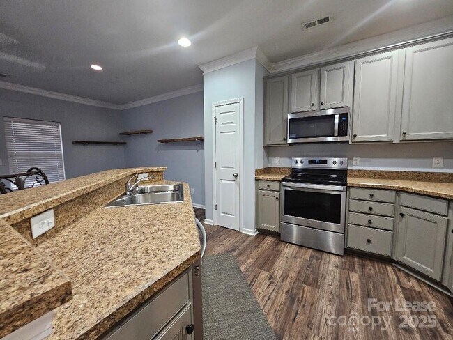 Building Photo - 2219 Crosscut Dr