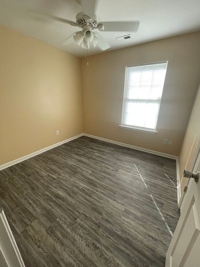 Building Photo - Adorable 3 bedroom 2 bath home . Located o...