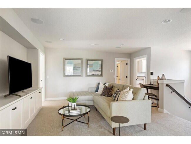 Building Photo - Beautiful 5 Bedroom 5 Bath in Woodbury