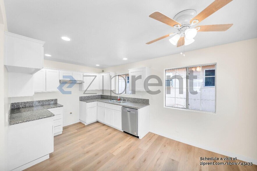 Building Photo - 850 W 80th St