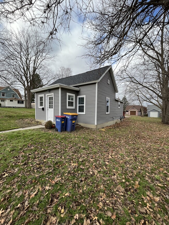 Building Photo - 917 Innes St NE