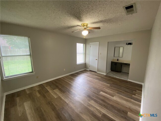 Building Photo - 414 Baumann Dr
