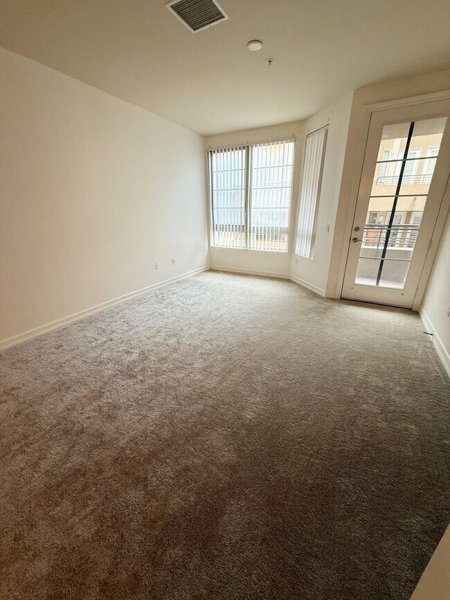 Building Photo - 2 Bed/2 Bath Condo available at Union Square!
