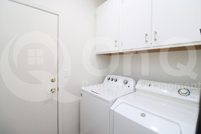 Building Photo - 9634 E Rocky Lake Dr