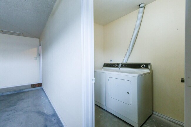 Building Photo - 3406 65th Dr