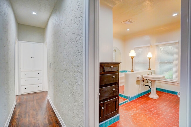 Building Photo - 479 Gaviota Ave