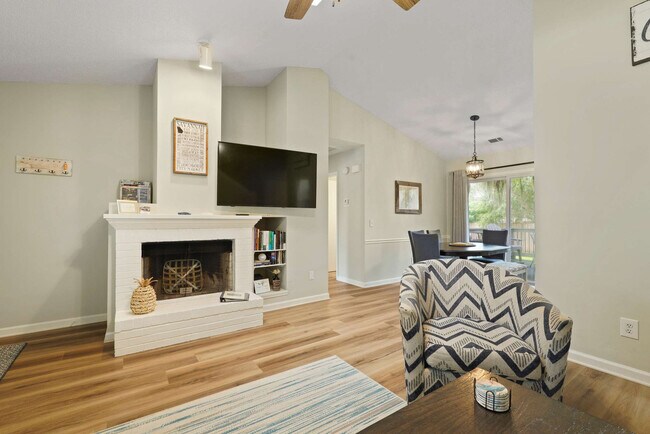 Building Photo - 529 Pointe S Dr