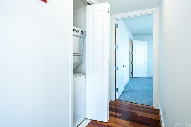 Building Photo - 175 Huguenot St