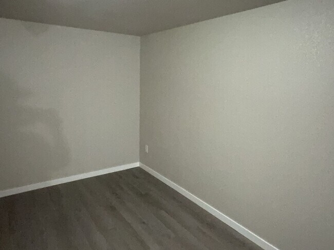 Building Photo - Utilities Included - 1 Bed 1 Bath Apartment