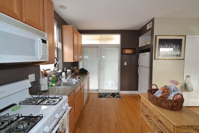 Building Photo - 5206 N Sawyer Ave