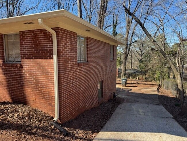 Building Photo - MOVE IN SPECIAL! HALF OFF FIRST MONTH!!