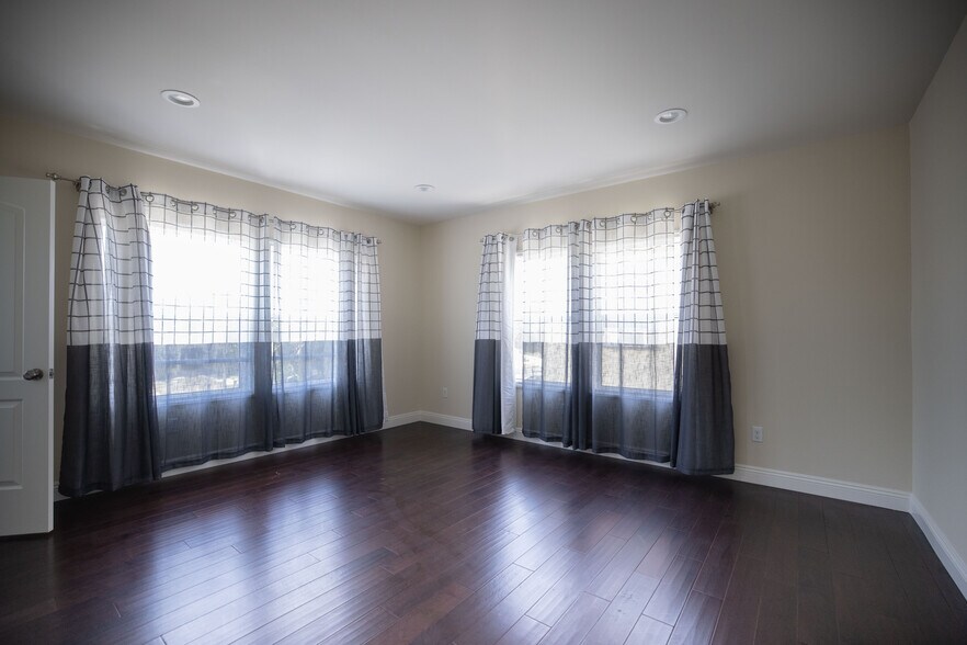 Building Photo - 907 Westchester Pl