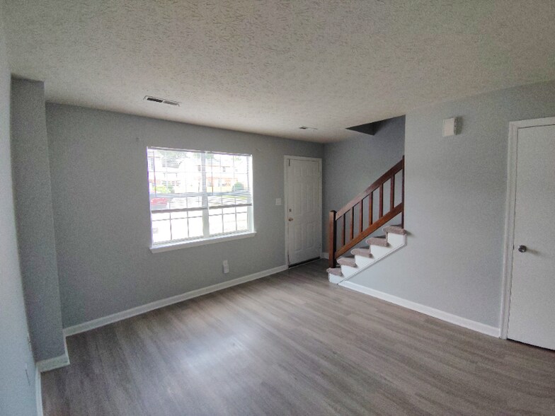 Building Photo - 65 Duiguid Dr