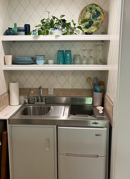 Efficiency Kitchen - 2879 Exeter Pl
