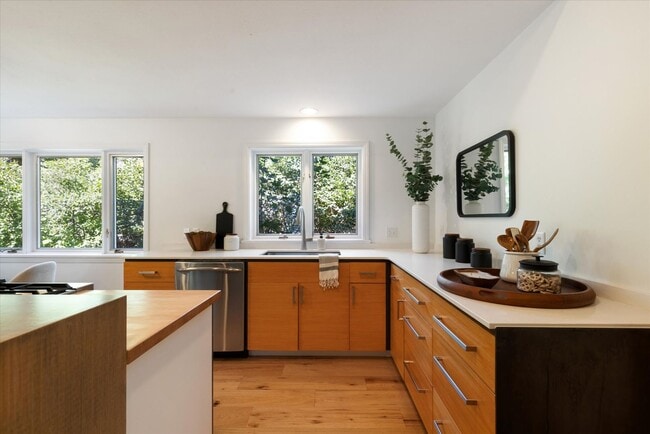 Building Photo - Open Concept Historic Home in Downtown Boz...