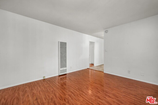 Building Photo - 1648 Edgecliffe Dr