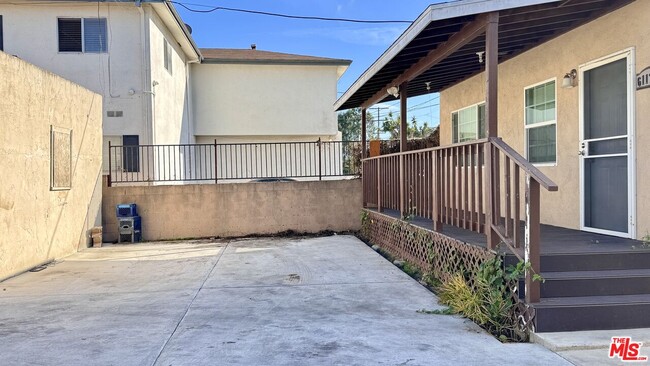 Building Photo - 6117 1/2 S Victoria Ave