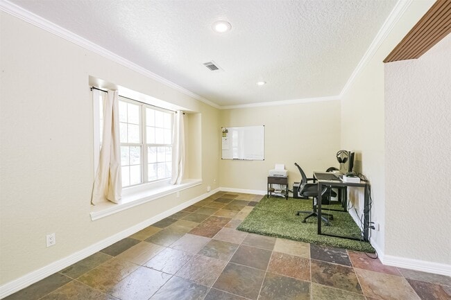 Building Photo - 201 Meadowlawn St