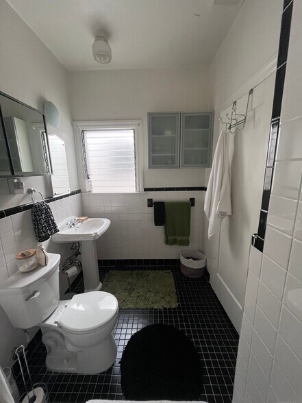 Half bath - 139 N Sycamore Ave