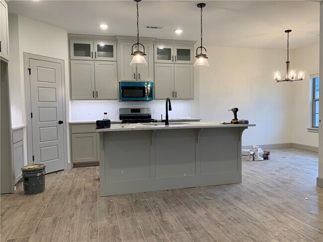 Building Photo - 1036 Parker Ln