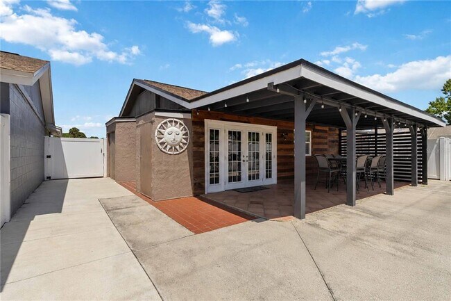 Building Photo - 10327 Parkcrest Dr