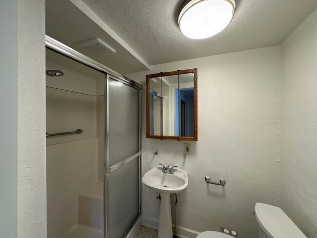 Building Photo - Large 1 Bedroom Main Level Apartment Near ...