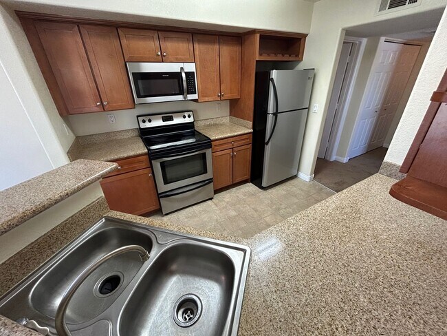 Building Photo - 2 BEDROOM / 2 FULL BATHROOMS LOCATES ON JO...