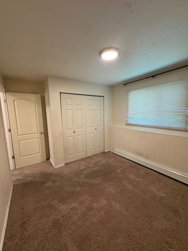 Building Photo - 2 bed/ 1 bath in well maintained 4plex