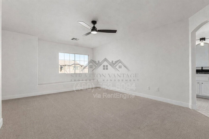 Building Photo - 1005 E Stirrup Ln