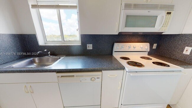 Building Photo - 2415 NW 16th St Rd