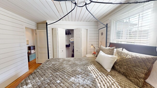 Building Photo - Sylvan Park Fully Furnished Home and Guest House-Shorter Term Leases Available!