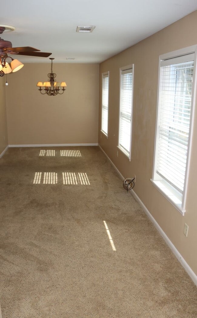 Building Photo - Charming family home in nice neighborhood